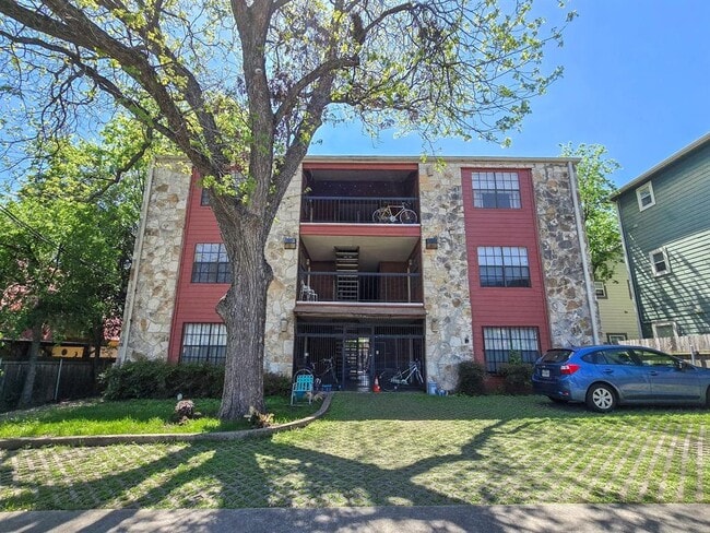 Building Photo - 1903 E 20th St Unit 202 Rental