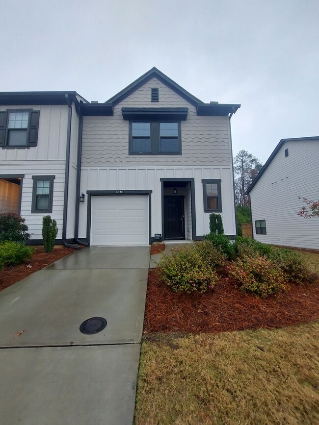 Building Photo - Newly Renovated Beautiful Townhome for Ren...