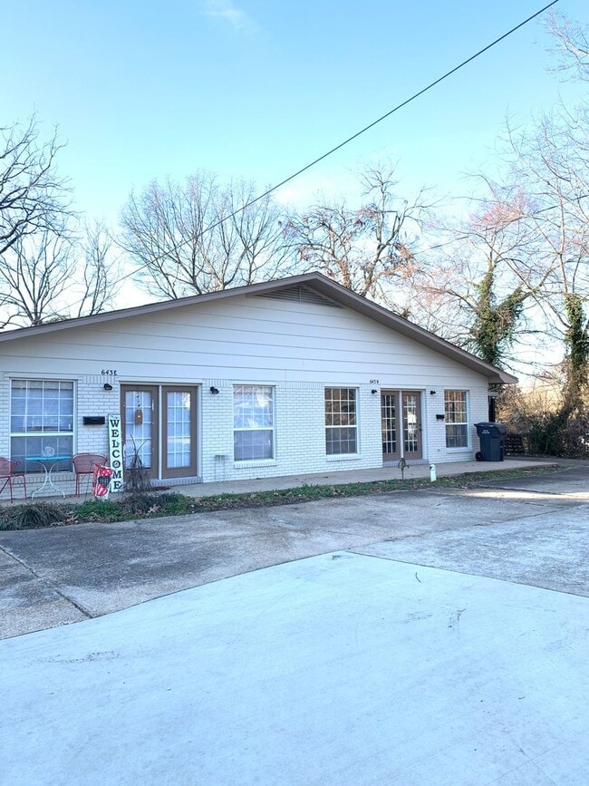 Building Photo - 643 W Matthews Ave Unit W