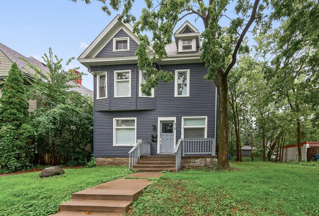 Building Photo - 812 7th St SE Unit 2 Rental