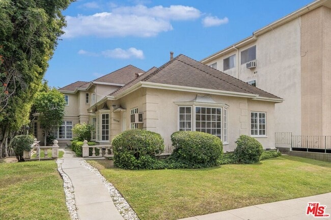 Photo - 10534 Eastborne Ave