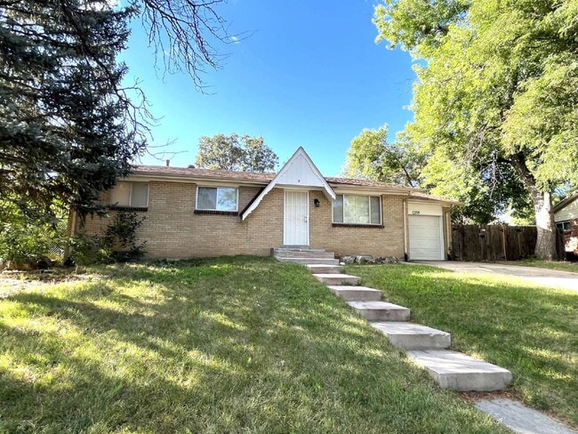 Building Photo - 3 Bedroom, 2 Bath Home In Aurora Hills, Updated Flooring And Huge Backyard