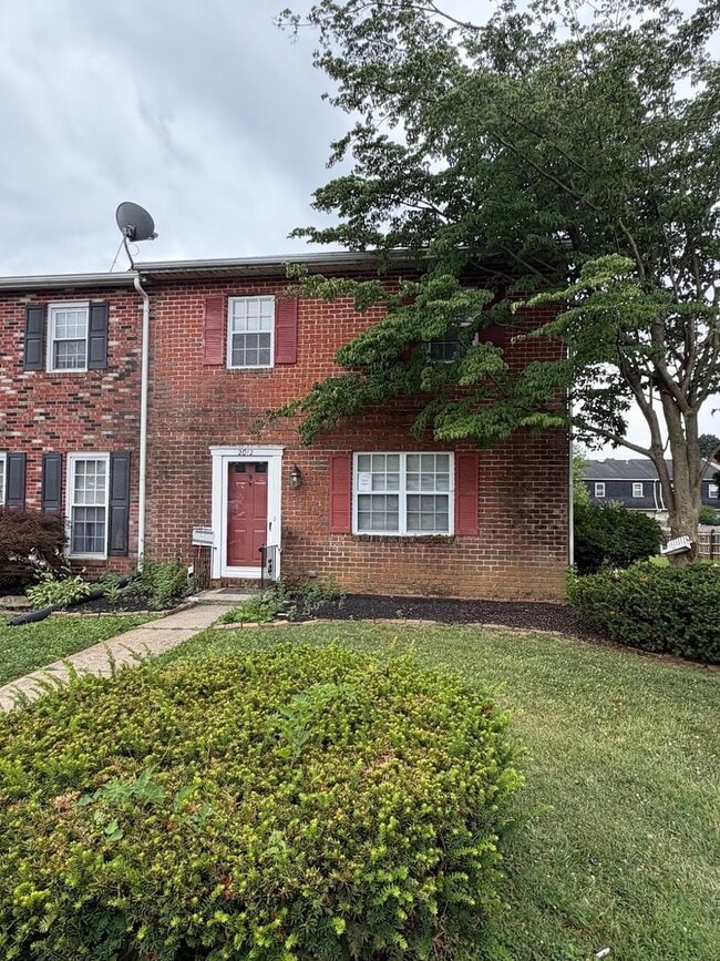 Building Photo - 3 Bedroom Townhouse Wilson School District