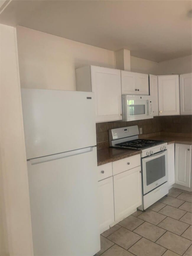 Photo - 613 E 50th St