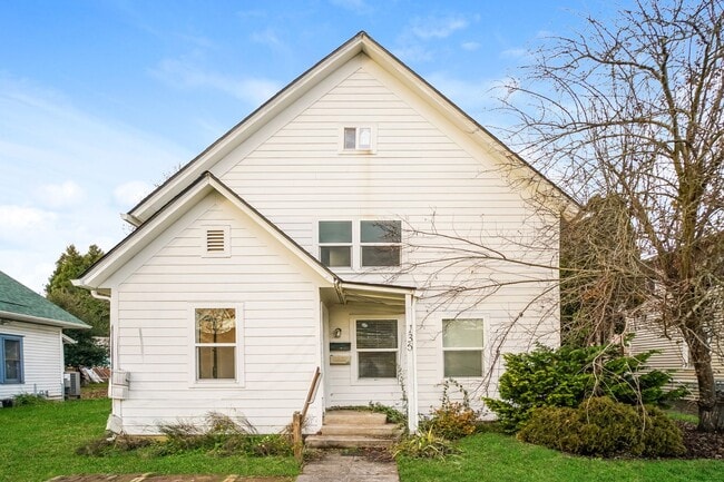 Building Photo - 135NE Unit A