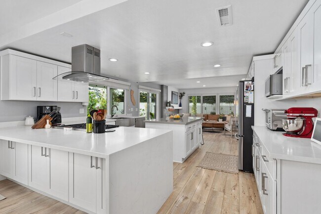 Photo - Stunning completely renovated 3+ bedroom h...