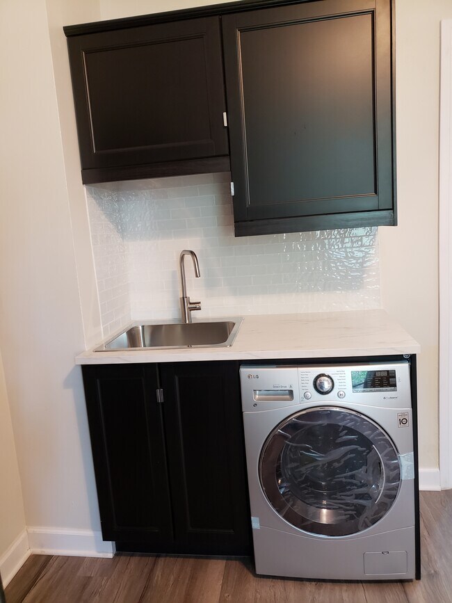 Kitchen/washer-dryer - 1810 S Throop St