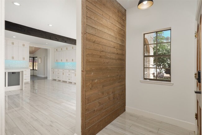 Photo - 24 Hornsilver Pl