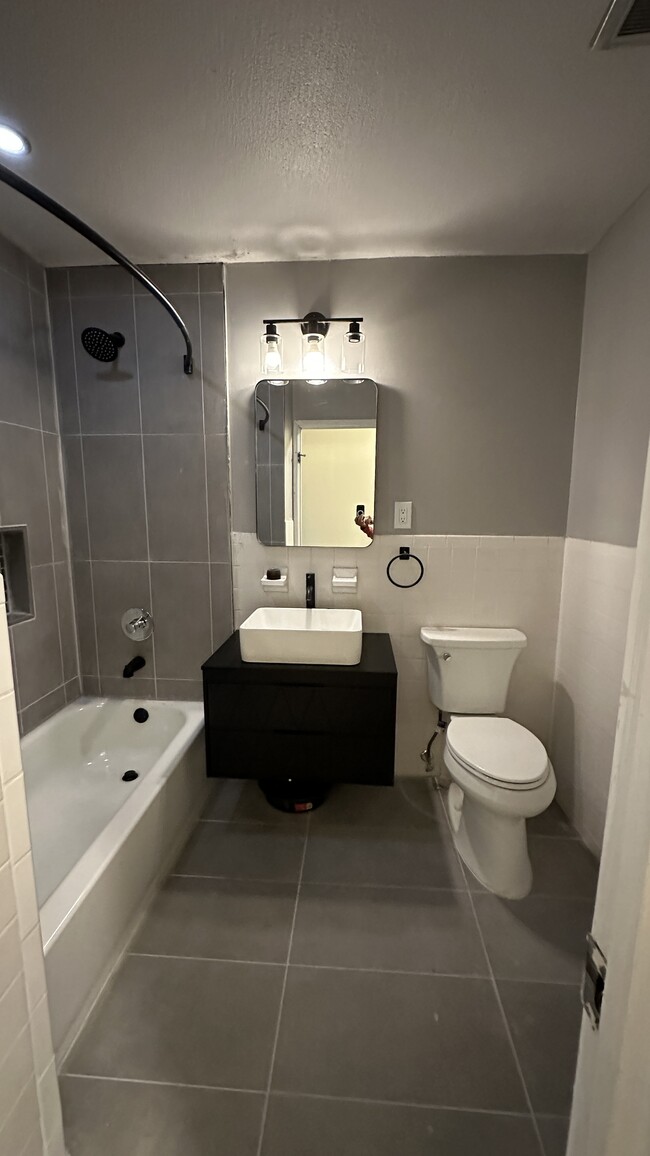 Newly renovated modern calm decor bathroom - 581 Crown St Unit #99