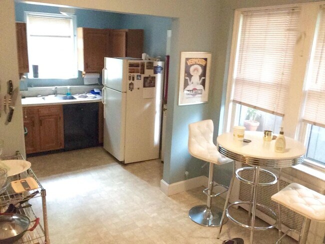 Photo - 251 Kelton St