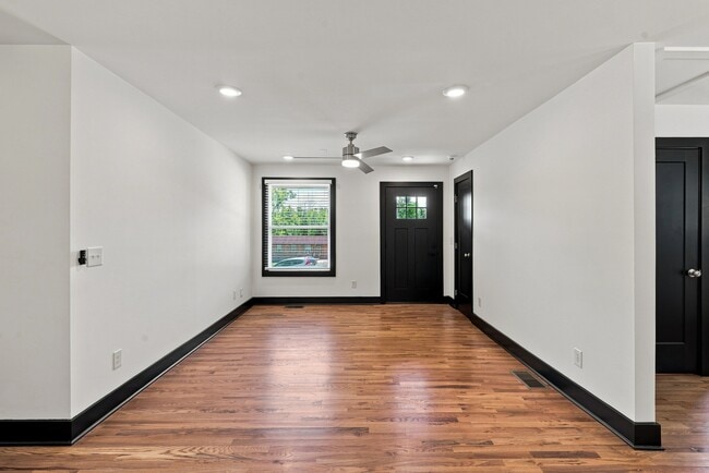 Photo - 625 Maclaurin Ct