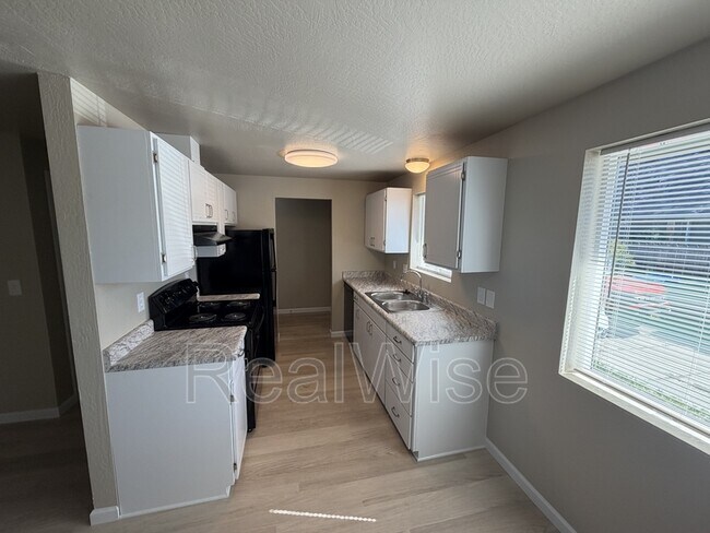 Photo - 1480 SW Kellenbeck Ave