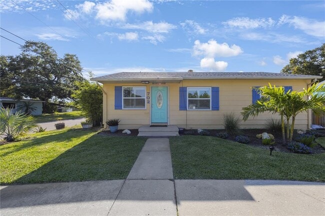 Photo - 702 Gray St S