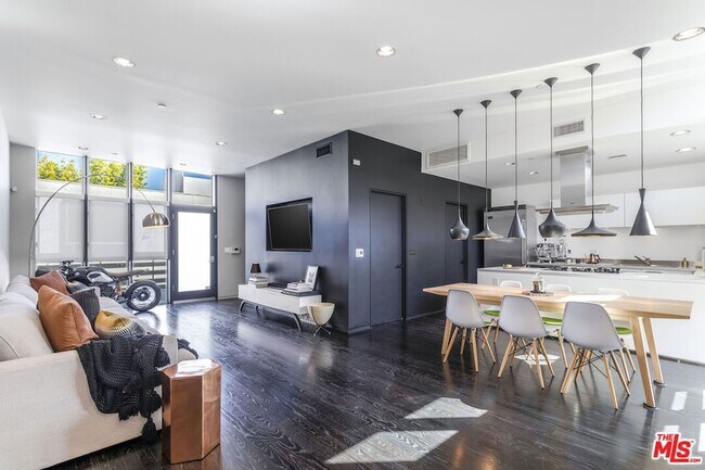 Photo - 825 Kings Rd