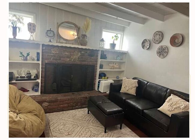 Building Photo - 517 W 4th St Unit Cozy Cottage