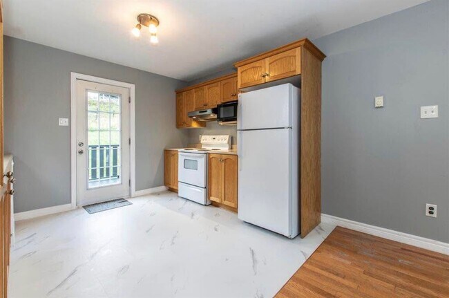 Photo - 590 Empire Ave