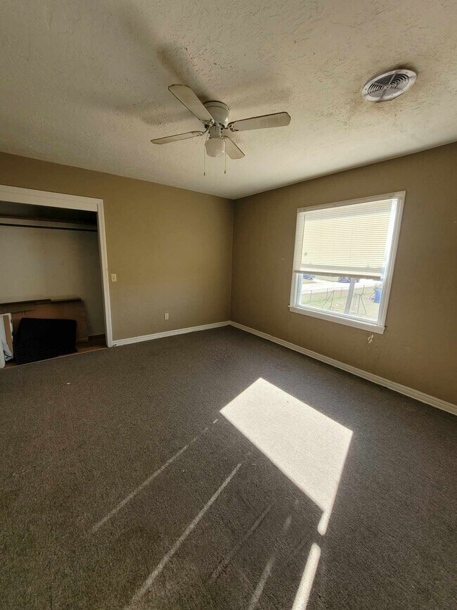 Photo - 1005 N B St