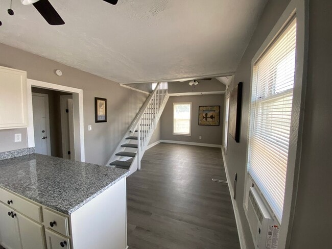 Photo - Very attractive 2BR 1/2 duplex