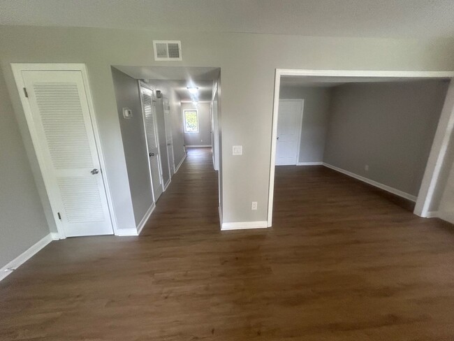 Photo - 137 Lionsgate Dr