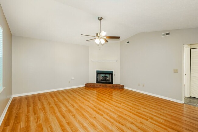 Photo - 106 Bradford Cir
