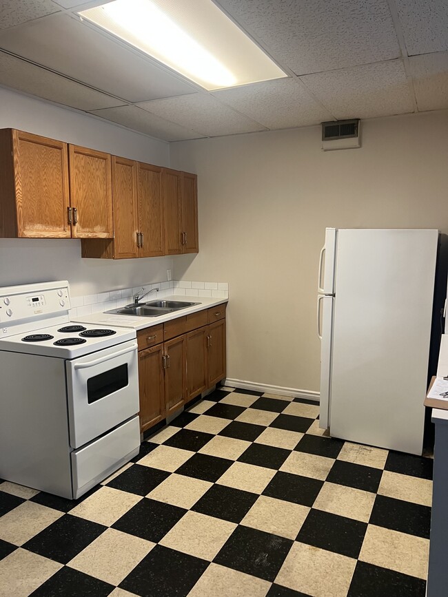 Building Photo - 16421 Stony Plain Rd Unit SR101