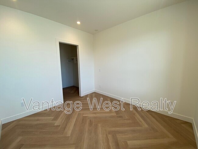 Photo - 3340-3340 Lakeshore Rd