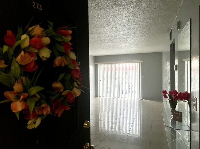 Bright and cheerful. Great location. New A/C. Elevator. 3 pools. 2 docks. Lots of flowers. - 2711 N Halifax Ave Unidad 273 Rental