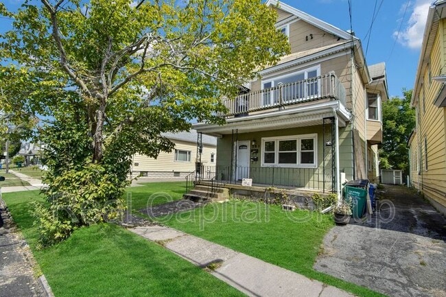 Building Photo - 305 Cable St Unit Apt 2 (Upper)