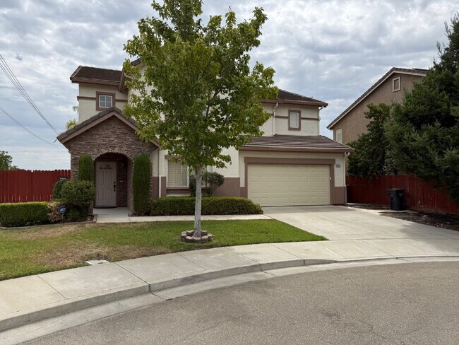 Photo - Gorgeous 5 Bedroom, 3 Bathroom Home With a Pool in perfect Tracy Location