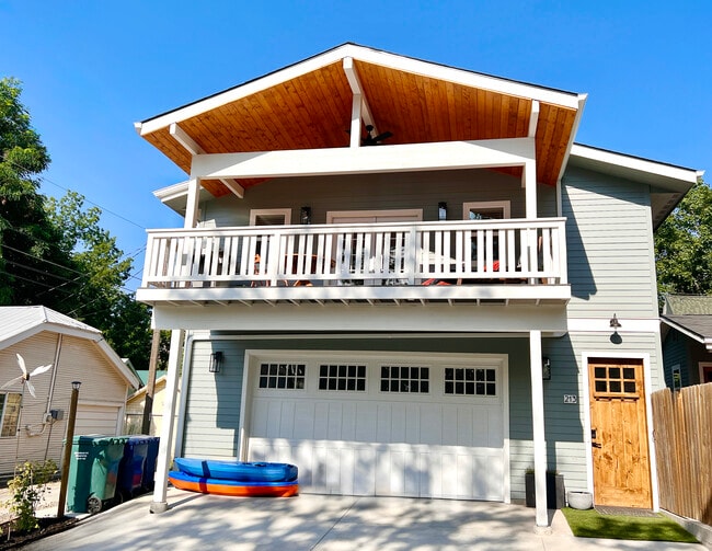 Building Photo - 213 N 10th St Unit ADU