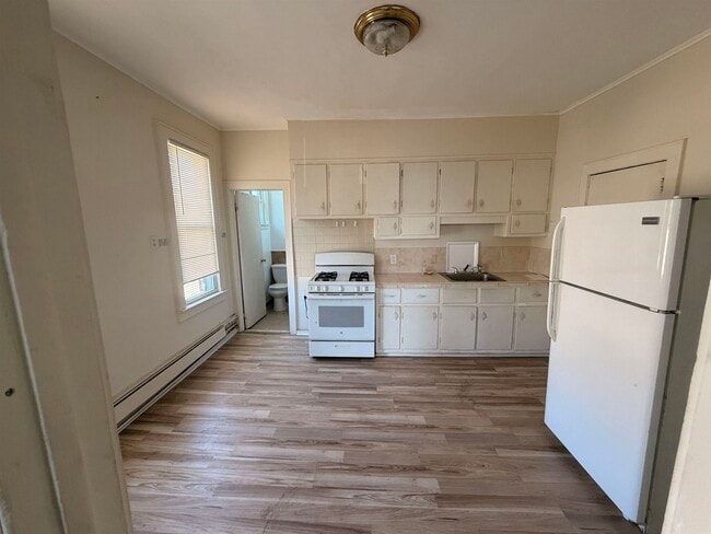 Photo - 133 W 20th St Unit Apt 3