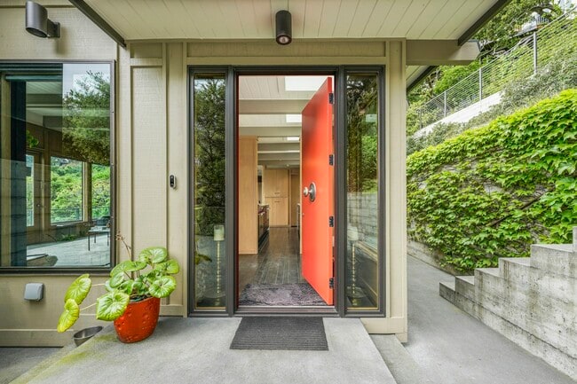 285 Bayview Ave