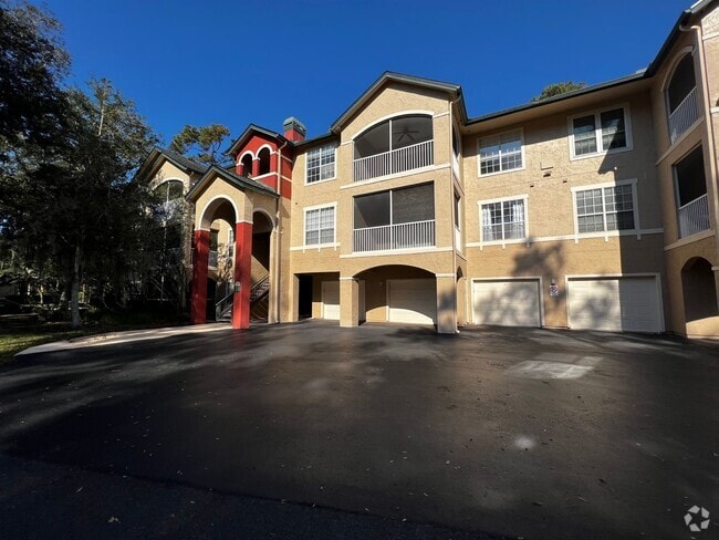 Building Photo - 2 Bed, 2 bath condo located in a gated co...