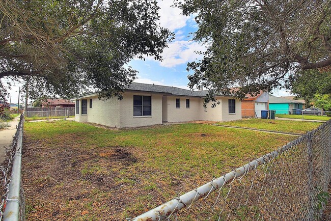 Photo - 2202 Saxony Dr