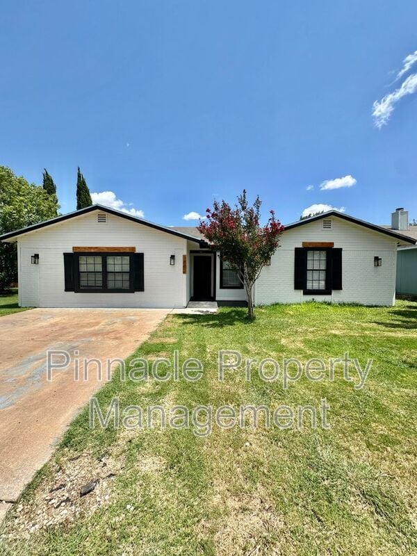 Building Photo - 1802 High Butte Dr
