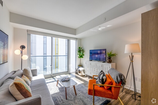 2BR, 2BA - 832 SF - Living Room - 77 & 99 Gerrard West