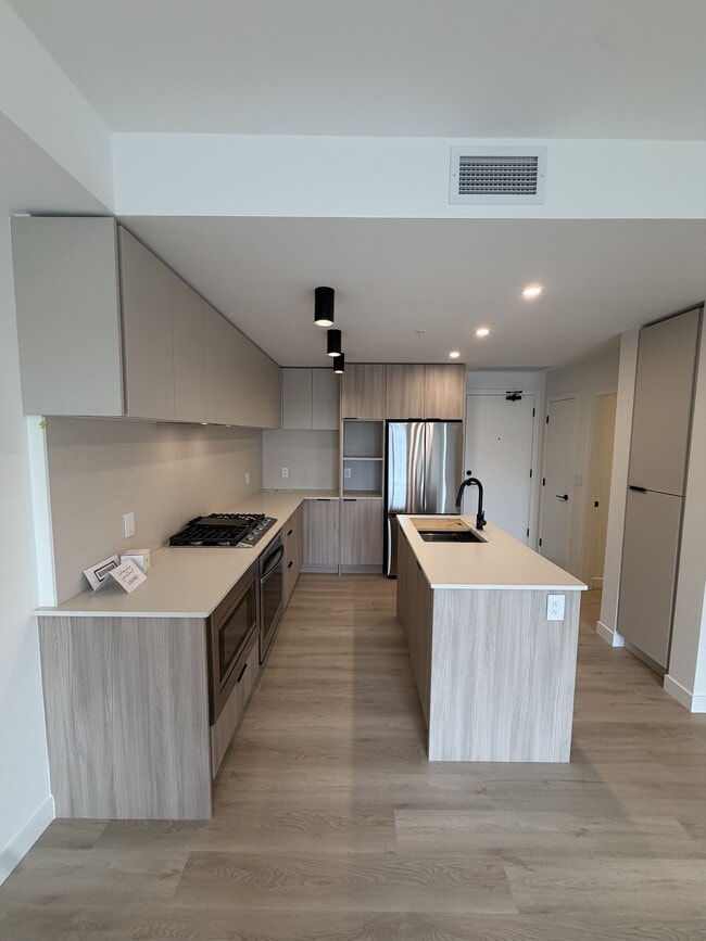 Photo - 623-623 Kemsley Ave