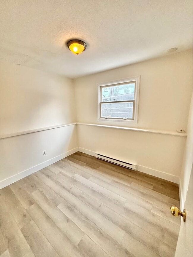 Photo - Beautifully Renovated 3-Bedroom, 2-Bathroom Apartment! Unité B