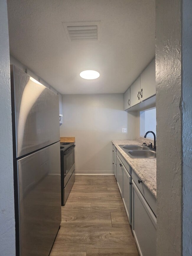 Photo - ** HALF OFF 1ST MONTH'S RENT WITH 13 MONTH LEASE ** Unidad 311-211