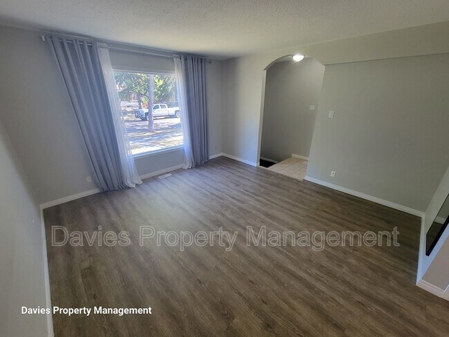 Photo - 12012-12088 88 St