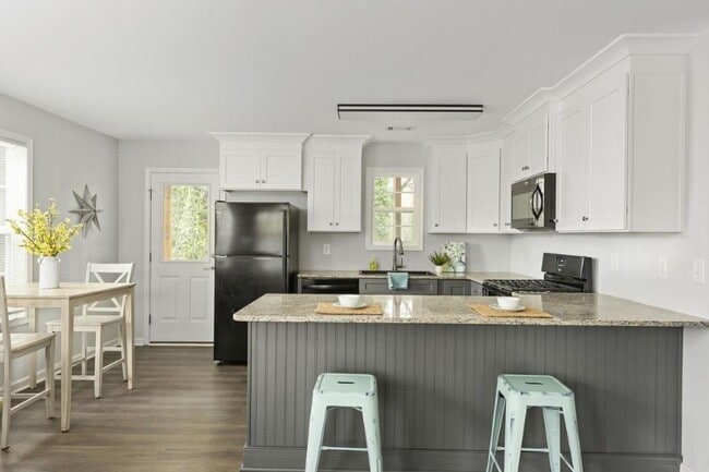 Photo - 855 Dodge St S E