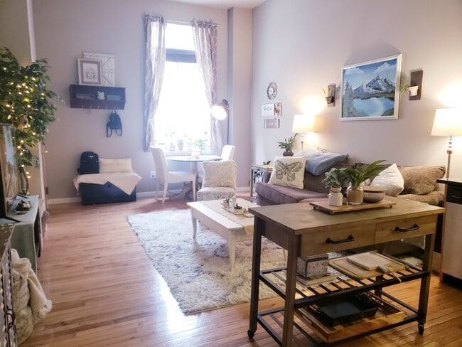 Living Room - 1502 Mount Vernon St Unit A