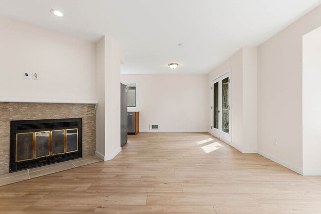 Photo - Newly updated 2 Bedroom 2 Bathroom Condo Near Downtown Kirkland- 1 free month! Unit UM-SHI320_02