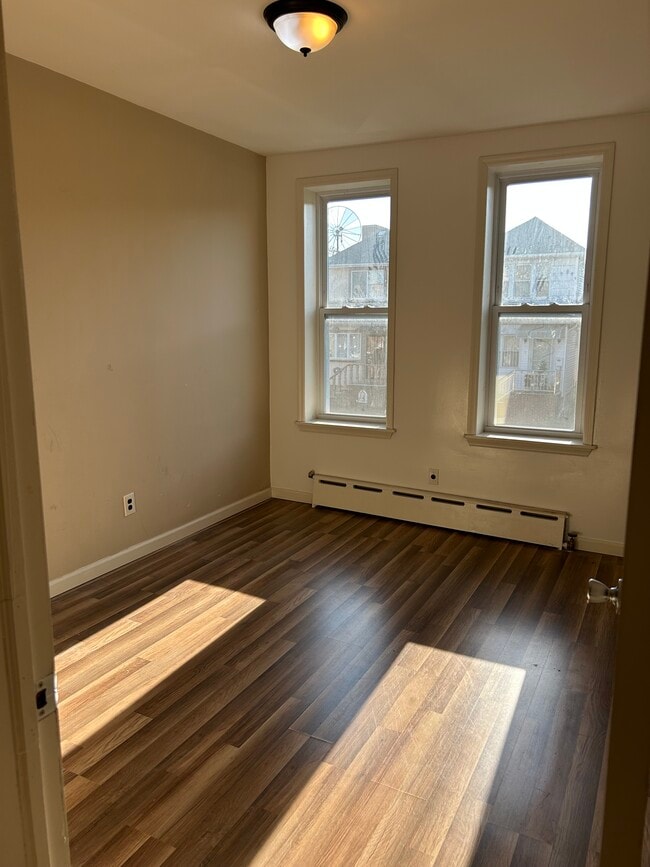 Building Photo - 1553 W 9th St Unit 2