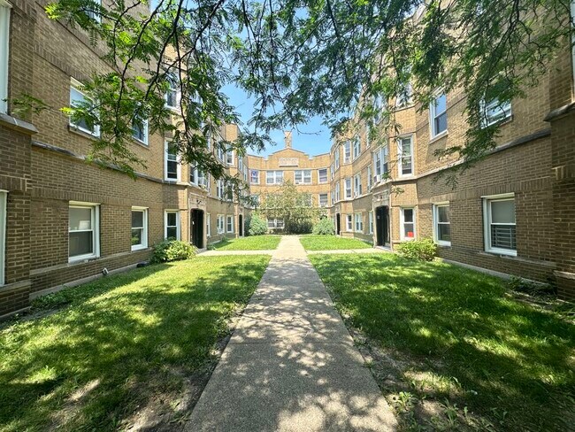 Building Photo - 4830 W Addison St Rental