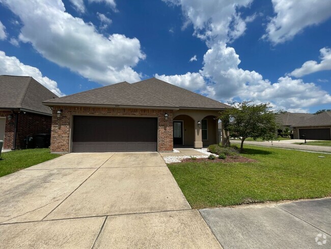 Building Photo - 3 Bedroom House located off Burbank in Mag...