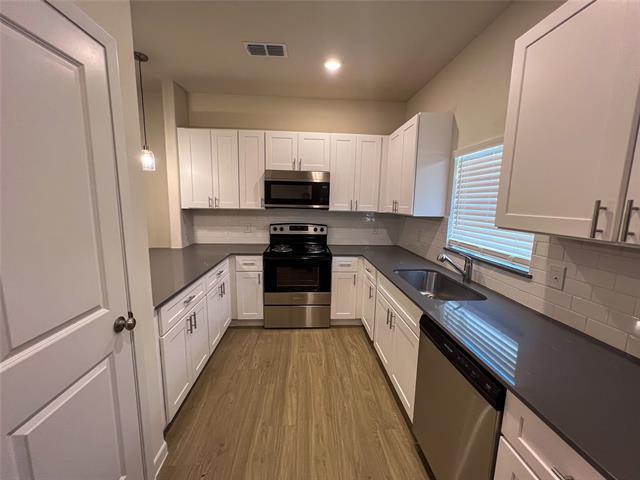 Photo - 3050 Viking St