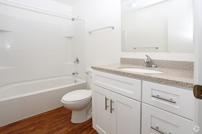 2BD, 2BA - 950 SF