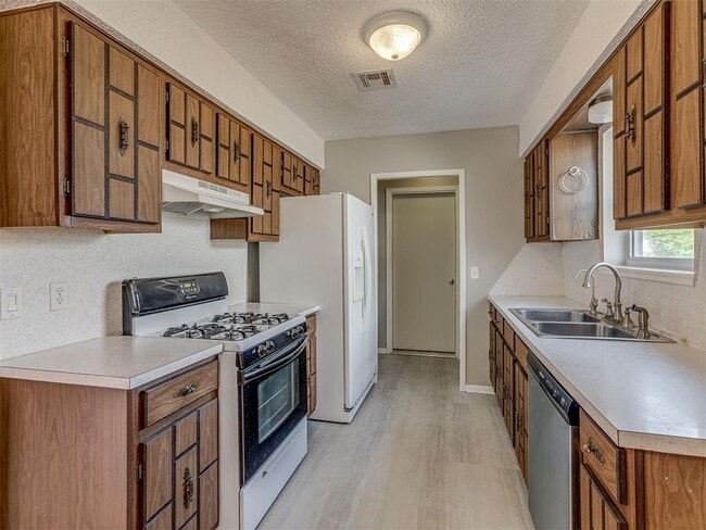 Photo - 724 Red Oak Terrace