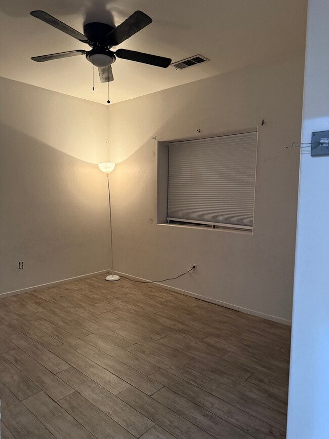 Photo - 602 Yellow Meadow Ct Unidad B